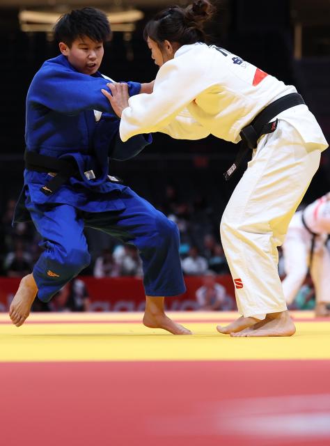 (260930) -- NAGOYA, Sept. 30, 2026 (Xinhua) -- Xu Aoyu (L) of China competes with Tsui Shuk Ki of China's Hong Kong during the Women -52kg Ellimintion Round of 16 match of Judo at the 20th Asian Games Aichi-Nagoya 2026 in Nagoya, Japan, Sept. 30, 2026. (Xinhua/Yao Qilin)