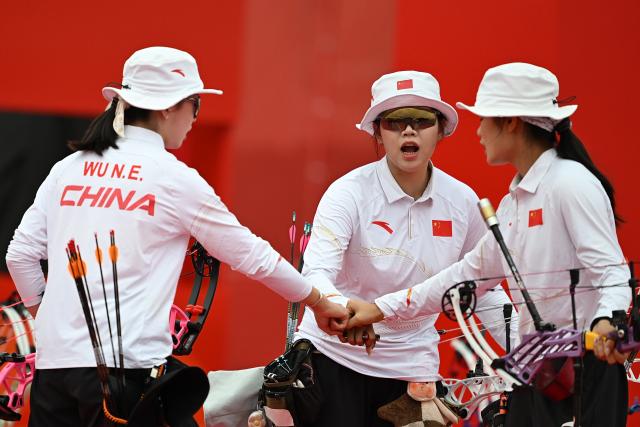 (260930) -- OKAZAKI, Sept. 30, 2026 (Xinhua) -- Wunier (L), Wei Fangyao (R), Wang Yue of team China cheer up during the compound women's team gold medal match of archery between China and India at the 20th Asian Games Aichi-Nagoya 2026 in Okazaki of Aichi Prefecture, Japan, Sept. 30, 2026. (Xinhua/Yu Yang)