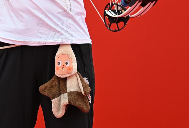 (260930) -- OKAZAKI, Sept. 30, 2026 (Xinhua) -- A Twinkle Twinkle MOON GELATO Series-hand towel is draped around Wang Yue of team China during the compound women's team gold medal match of archery between China and India at the 20th Asian Games Aichi-Nagoya 2026 in Okazaki of Aichi Prefecture, Japan, Sept. 30, 2026. (Xinhua/Yu Yang)