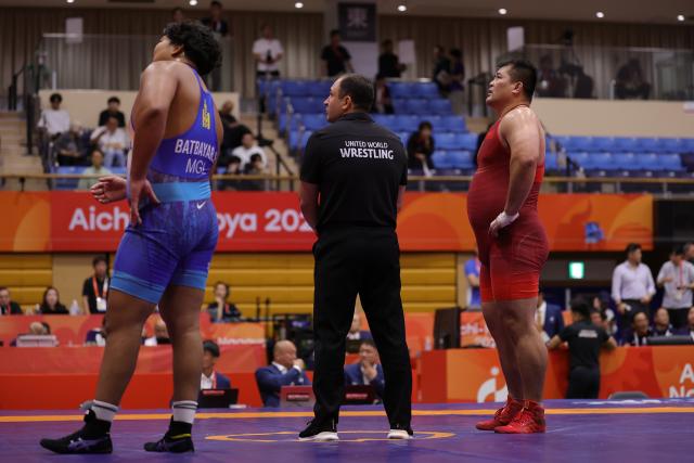 (260930) -- NAGOYA, Sept. 30, 2026 (Xinhua) -- Meng Lingzhe (R) of China and Nambardagva Batbayar (L) of Mongolia wait for the result of a challenge during the Men's Greco-Roman 130kg 1/4 Finals of Wrestling at the 20th Asian Games Aichi-Nagoya 2026 in Nagoya, Japan, Sept. 30, 2026. (Xinhua/Li Bo)