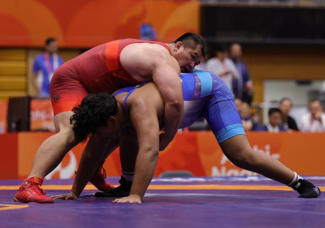 (260930) -- NAGOYA, Sept. 30, 2026 (Xinhua) -- Meng Lingzhe (top) of China competes against Nambardagva Batbayar of Mongolia during the Men's Greco-Roman 130kg 1/4 Finals of Wrestling at the 20th Asian Games Aichi-Nagoya 2026 in Nagoya, Japan, Sept. 30, 2026. (Xinhua/Li Bo)