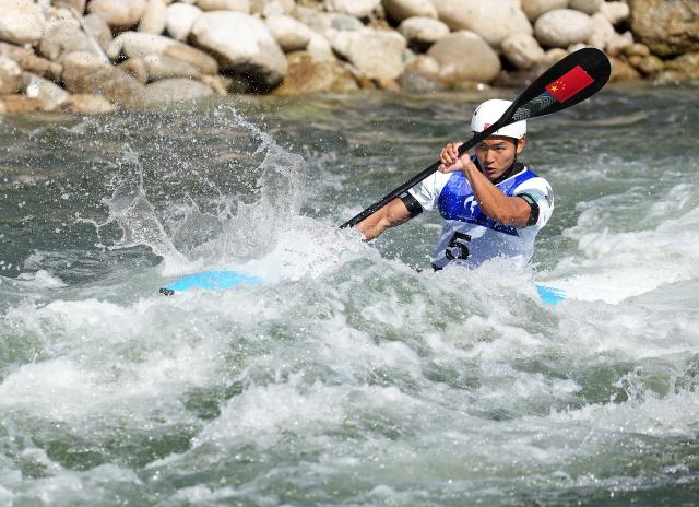 (260930) -- TOYOTA, Sept. 30, 2026 (Xinhua) -- Hu Zhaoshan of China competes during the Men's Kayak Single Final of Canoe Slalom at the 20th Asian Games Aichi-Nagoya 2026 in Toyota of Aichi Prefecture, Japan, Sept. 30, 2026. (Xinhua/Zhang Haobo)