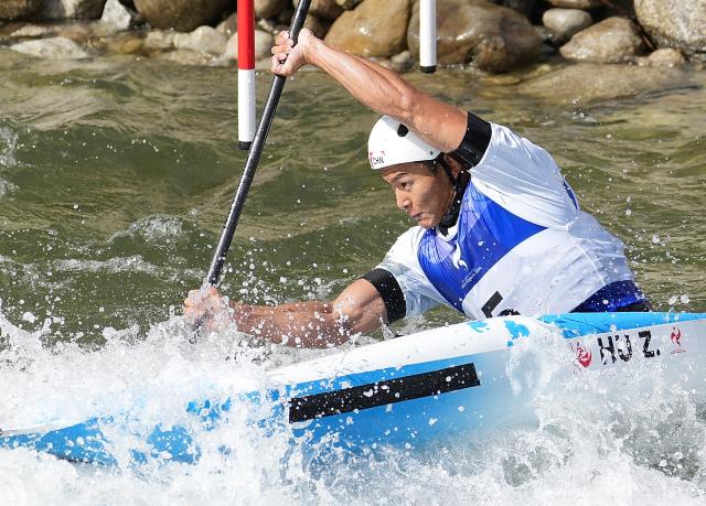 (260930) -- TOYOTA, Sept. 30, 2026 (Xinhua) -- Hu Zhaoshan of China competes during the Men's Kayak Single Final of Canoe Slalom at the 20th Asian Games Aichi-Nagoya 2026 in Toyota of Aichi Prefecture, Japan, Sept. 30, 2026. (Xinhua/Zhang Haobo)