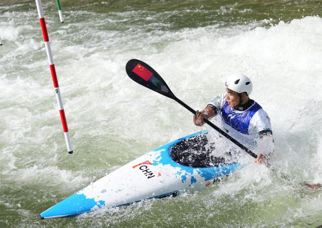 (260930) -- TOYOTA, Sept. 30, 2026 (Xinhua) -- Hu Zhaoshan of China competes during the Men's Kayak Single Final of Canoe Slalom at the 20th Asian Games Aichi-Nagoya 2026 in Toyota of Aichi Prefecture, Japan, Sept. 30, 2026. (Xinhua/Zhang Haobo)