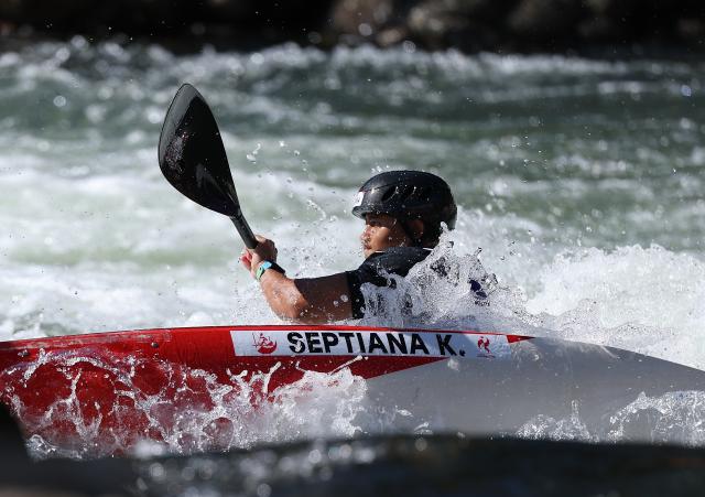 (260930) -- TOYOTA, Sept. 30, 2026 (Xinhua) -- Krisna Septiana of Indonesia competes during the Men's Kayak Single Final of Canoe Slalom at the 20th Asian Games Aichi-Nagoya 2026 in Toyota of Aichi Prefecture, Japan, Sept. 30, 2026. (Xinhua/Deng Hua)
