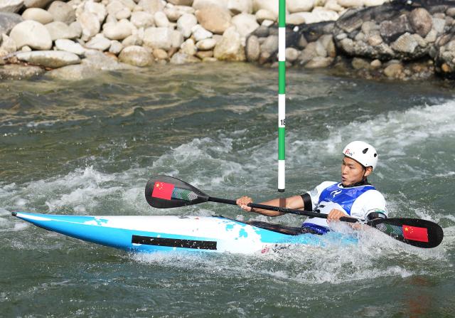(260930) -- TOYOTA, Sept. 30, 2026 (Xinhua) -- Hu Zhaoshan of China competes during the Men's Kayak Single Final of Canoe Slalom at the 20th Asian Games Aichi-Nagoya 2026 in Toyota of Aichi Prefecture, Japan, Sept. 30, 2026. (Xinhua/Zhang Haobo)