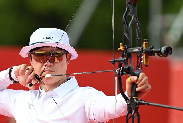 (260930) -- OKAZAKI, Sept. 30, 2026 (Xinhua) -- Choi Yonghee of South Korea competes during the compound mixed team gold medal match of archery between India and South Korea at the 20th Asian Games Aichi-Nagoya 2026 in Okazaki of Aichi Prefecture, Japan, Sept. 30, 2026. (Xinhua/Yu Yang)