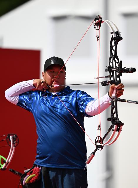 (260930) -- OKAZAKI, Sept. 30, 2026 (Xinhua) -- Peerawat Rattanapongkiat of Thailand competes during the compound mixed team bronze medal match of archery between China and Thailand at the 20th Asian Games Aichi-Nagoya 2026 in Okazaki of Aichi Prefecture, Japan, Sept. 30, 2026. (Xinhua/Yu Yang)