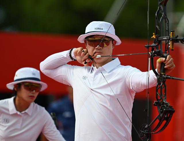 (260930) -- OKAZAKI, Sept. 30, 2026 (Xinhua) -- Choi Yonghee of South Korea competes during the compound mixed team gold medal match of archery between India and South Korea at the 20th Asian Games Aichi-Nagoya 2026 in Okazaki of Aichi Prefecture, Japan, Sept. 30, 2026. (Xinhua/Yu Yang)