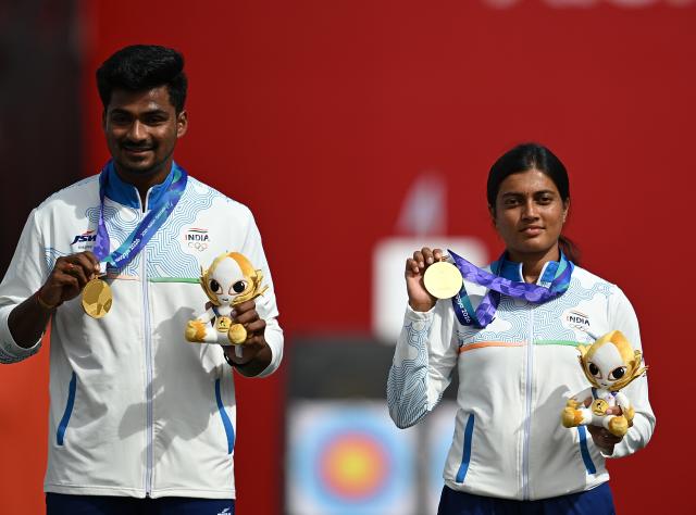(260930) -- OKAZAKI, Sept. 30, 2026 (Xinhua) -- Gold medalists Chikitha Taniparthi (R) and Sahil Rajesh Jadhav of India pose for photos during the victory ceremony for the compound mixed team of archery at the 20th Asian Games Aichi-Nagoya 2026 in Okazaki of Aichi Prefecture, Japan, Sept. 30, 2026. (Xinhua/Yu Yang)