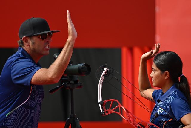 (260930) -- OKAZAKI, Sept. 30, 2026 (Xinhua) -- Chikitha Taniparthi (R) of India claps hands with her coach Dave Cousins during the compound mixed team gold medal match of archery between India and South Korea at the 20th Asian Games Aichi-Nagoya 2026 in Okazaki of Aichi Prefecture, Japan, Sept. 30, 2026. (Xinhua/Yu Yang)