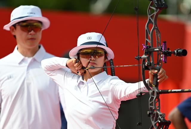 (260930) -- OKAZAKI, Sept. 30, 2026 (Xinhua) -- Park Jungyoon (R) of South Korea competes during the compound mixed team gold medal match of archery between India and South Korea at the 20th Asian Games Aichi-Nagoya 2026 in Okazaki of Aichi Prefecture, Japan, Sept. 30, 2026. (Xinhua/Yu Yang)