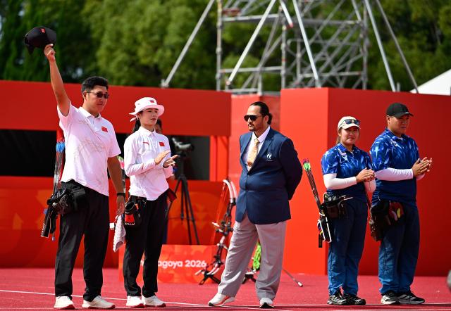 (260930) -- OKAZAKI, Sept. 30, 2026 (Xinhua) -- Wei Fangyao (2nd L) and Liu Jinyi (1st L) of China, Kanoknapus Kaewchomphu (2nd R) and Peerawat Rattanapongkiat (1st R) of Thailand react ahead of the compound mixed team bronze medal match of archery between China and Thailand at the 20th Asian Games Aichi-Nagoya 2026 in Okazaki of Aichi Prefecture, Japan, Sept. 30, 2026. (Xinhua/Yu Yang)