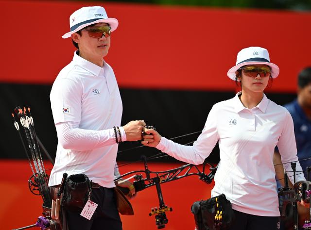 (260930) -- OKAZAKI, Sept. 30, 2026 (Xinhua) -- Park Jungyoon (R) and Choi Yonghee of South Korea cheer up during the compound mixed team gold medal match of archery between India and South Korea at the 20th Asian Games Aichi-Nagoya 2026 in Okazaki of Aichi Prefecture, Japan, Sept. 30, 2026. (Xinhua/Yu Yang)