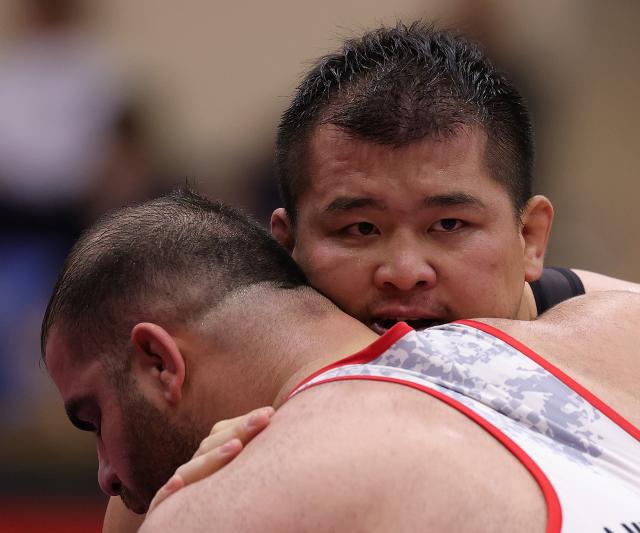 (260930) -- NAGOYA, Sept. 30, 2026 (Xinhua) -- Meng Lingzhe (rear) of China competes with Amin Mirzazadeh of Iran during the Men's Greco-Roman 130kg Semifinals of Wrestling at the 20th Asian Games Aichi-Nagoya 2026 in Nagoya, Japan, Sept. 30, 2026. (Xinhua/Li Bo)