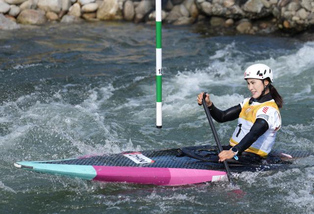 (260930) -- TOYOTA, Sept. 30, 2026 (Xinhua) -- Huang Juan of China competes during the women's canoe single final of canoe slalom at the 20th Asian Games Aichi-Nagoya 2026 in Toyota of Aichi Prefecture, Japan, Sept. 30, 2026. (Xinhua/Zhang Haobo)