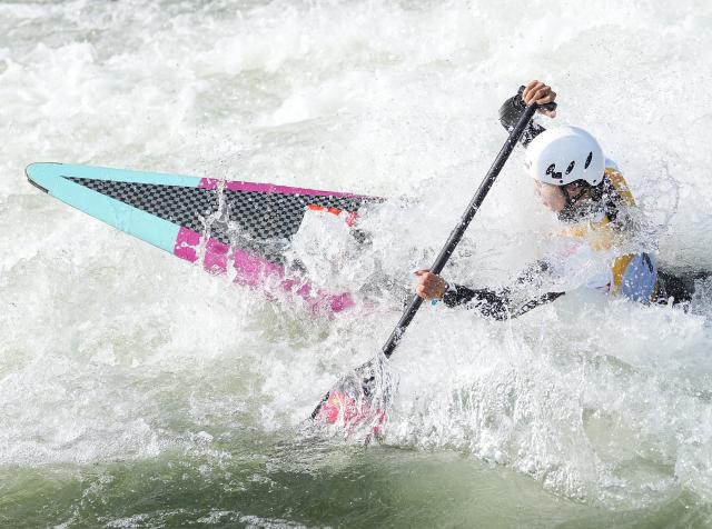 (260930) -- TOYOTA, Sept. 30, 2026 (Xinhua) -- Huang Juan of China competes during the women's canoe single final of canoe slalom at the 20th Asian Games Aichi-Nagoya 2026 in Toyota of Aichi Prefecture, Japan, Sept. 30, 2026. (Xinhua/Zhang Haobo)