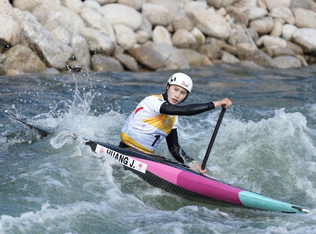 (260930) -- TOYOTA, Sept. 30, 2026 (Xinhua) -- Huang Juan of China competes during the women's canoe single final of canoe slalom at the 20th Asian Games Aichi-Nagoya 2026 in Toyota of Aichi Prefecture, Japan, Sept. 30, 2026. (Xinhua/Zhang Haobo)