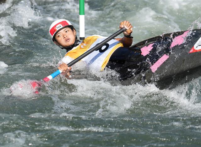 (260930) -- TOYOTA, Sept. 30, 2026 (Xinhua) -- Atcharaporn Duanglawa of Thailand competes during the women's canoe single final of canoe slalom at the 20th Asian Games Aichi-Nagoya 2026 in Toyota of Aichi Prefecture, Japan, Sept. 30, 2026. (Xinhua/Zhang Haobo)