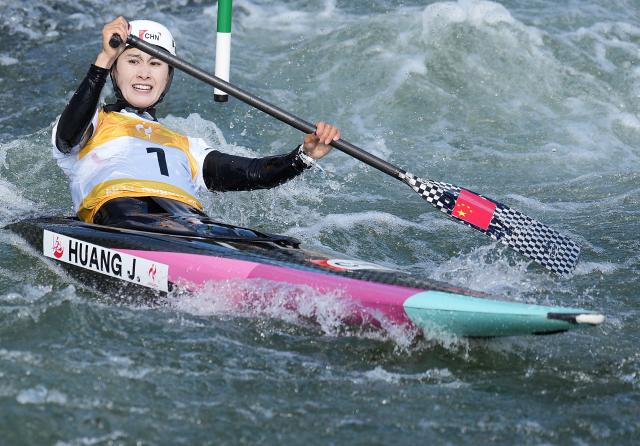 (260930) -- TOYOTA, Sept. 30, 2026 (Xinhua) -- Huang Juan of China competes during the women's canoe single final of canoe slalom at the 20th Asian Games Aichi-Nagoya 2026 in Toyota of Aichi Prefecture, Japan, Sept. 30, 2026. (Xinhua/Zhang Haobo)