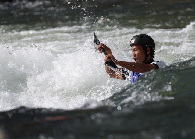 (260930) -- TOYOTA, Sept. 30, 2026 (Xinhua) -- Tanaka Yuuki of Japan competes during the men's kayak single final of canoe slalom at the 20th Asian Games Aichi-Nagoya 2026 in Toyota of Aichi Prefecture, Japan, Sept. 30, 2026. (Xinhua/Deng Hua)