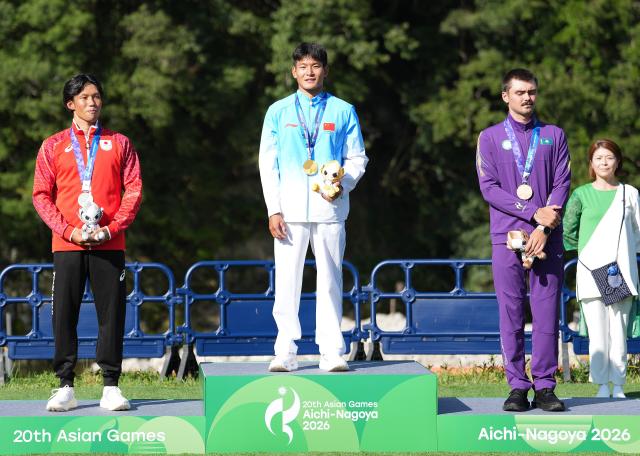 (260930) -- TOYOTA, Sept. 30, 2026 (Xinhua) -- Gold medalist Hu Zhaoshan (C, front) of China, silver medalist Tanaka Yuuki (L, front) of Japan and bronze medalist Alexandr Korobov of Kazakhstan pose during the victory ceremony for the Men's Kayak Single of Canoe Slalom at the 20th Asian Games Aichi-Nagoya 2026 in Toyota of Aichi Prefecture, Japan, Sept. 30, 2026. (Xinhua/Zhang Haobo)