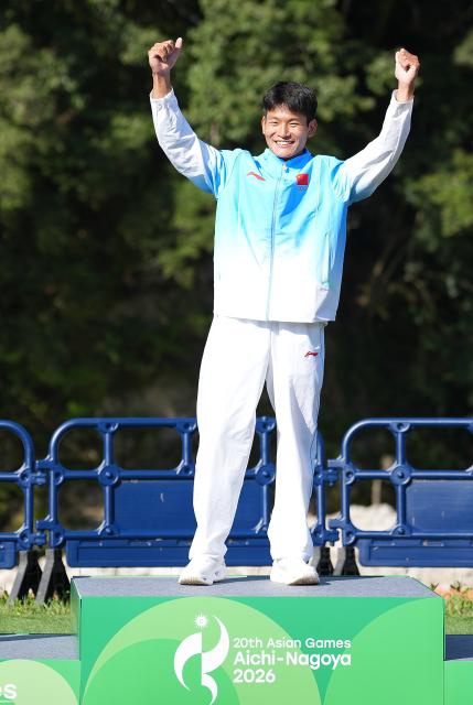 (260930) -- TOYOTA, Sept. 30, 2026 (Xinhua) -- Gold medalist Hu Zhaoshan of China celebrates during the victory ceremony for the Men's Kayak Single of Canoe Slalom at the 20th Asian Games Aichi-Nagoya 2026 in Toyota of Aichi Prefecture, Japan, Sept. 30, 2026. (Xinhua/Zhang Haobo)