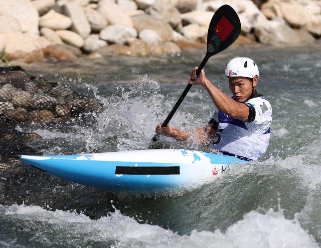 (260930) -- TOYOTA, Sept. 30, 2026 (Xinhua) -- Hu Zhaoshan of China competes during the men's kayak single final of canoe slalom at the 20th Asian Games Aichi-Nagoya 2026 in Toyota of Aichi Prefecture, Japan, Sept. 30, 2026. (Xinhua/Deng Hua)