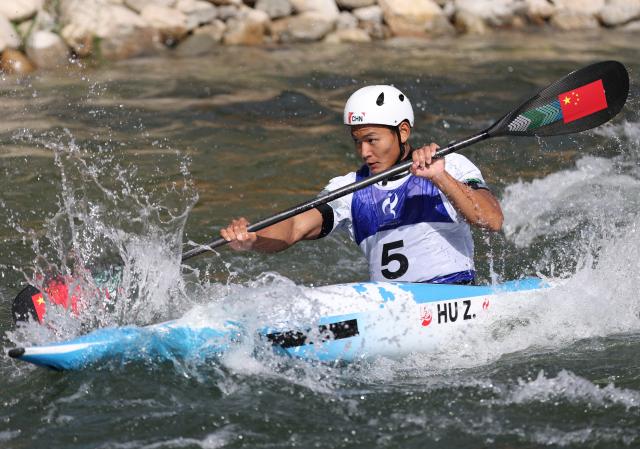 (260930) -- TOYOTA, Sept. 30, 2026 (Xinhua) -- Hu Zhaoshan of China competes during the men's kayak single final of canoe slalom at the 20th Asian Games Aichi-Nagoya 2026 in Toyota of Aichi Prefecture, Japan, Sept. 30, 2026. (Xinhua/Deng Hua)