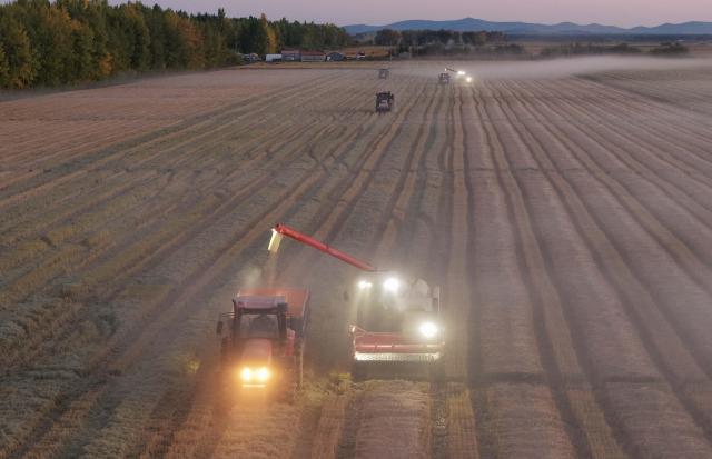 (260930) -- HARBIN, Sept. 30, 2026 (Xinhua) -- A drone photo taken on Sept. 29, 2026 shows harvesters working at a rice field of a farm under Beidahuang Group in northeast China's Heilongjiang Province. China's top grain producer Heilongjiang Province is embracing the harvest season. (Photo by Fu Qiang/Xinhua)