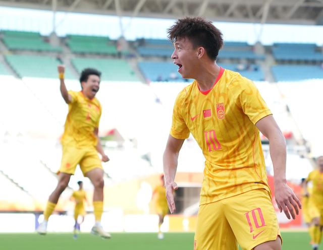 (260930) -- OSAKA, Sept. 30, 2026 (Xinhua) -- Wang Yudong (R) of China celebrates his scoring during the men's semifinals of football between China and South Korea at 20th Asian Games Aichi-Nagoya 2026 in Osaka, Japan, Sept. 30, 2026. (Xinhua/Lui Siu Wai)