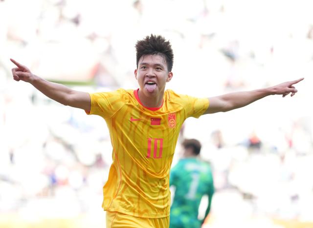(260930) -- OSAKA, Sept. 30, 2026 (Xinhua) -- Wang Yudong of China celebrates his scoring during the men's semifinals of football between China and South Korea at 20th Asian Games Aichi-Nagoya 2026 in Osaka, Japan, Sept. 30, 2026. (Xinhua/Lui Siu Wai)