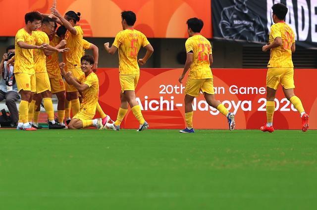 (260930) -- OSAKA, Sept. 30, 2026 (Xinhua) -- Players of China celebrate scoring during the men's semifinals of football between China and South Korea at 20th Asian Games Aichi-Nagoya 2026 in Osaka, Japan, Sept. 30, 2026. (Xinhua/Jia Haocheng)