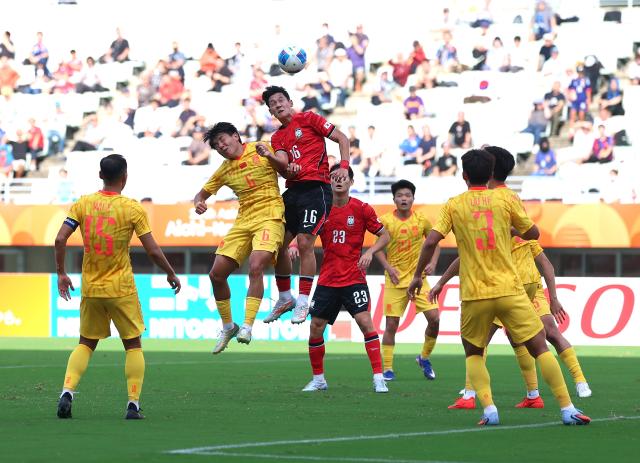 (260930) -- OSAKA, Sept. 30, 2026 (Xinhua) -- Choi Seokhyun (top R) of South Korea vies for header with Xu Bin (top L) of China during the men's semifinals of football between China and South Korea at 20th Asian Games Aichi-Nagoya 2026 in Osaka, Japan, Sept. 30, 2026. (Xinhua/Jia Haocheng)
