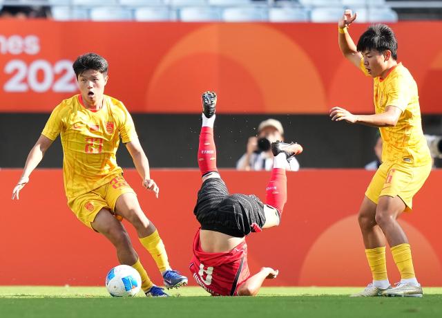 (260930) -- OSAKA, Sept. 30, 2026 (Xinhua) -- Yang Xi (L) of China vies with Lee Seungwon (C) of South Korea during the men's semifinals of football between China and South Korea at 20th Asian Games Aichi-Nagoya 2026 in Osaka, Japan, Sept. 30, 2026. (Xinhua/Lui Siu Wai)