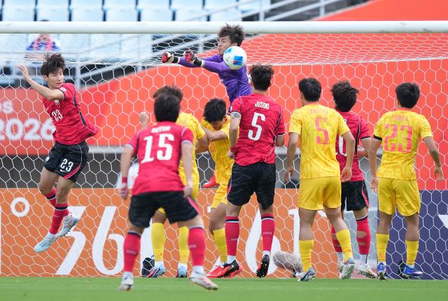 (260930) -- OSAKA, Sept. 30, 2026 (Xinhua) -- China's goalkeeper Li Hao (top R) makes a save during the men's semifinals of football between China and South Korea at 20th Asian Games Aichi-Nagoya 2026 in Osaka, Japan, Sept. 30, 2026. (Xinhua/Lui Siu Wai)