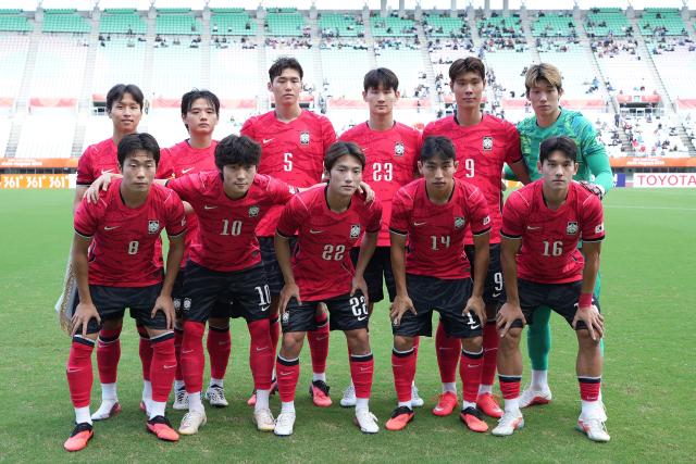 (260930) -- OSAKA, Sept. 30, 2026 (Xinhua) -- Starting players of South Korea pose for photos ahead of the men's semifinals of football between China and South Korea at 20th Asian Games Aichi-Nagoya 2026 in Osaka, Japan, Sept. 30, 2026. (Xinhua/Lui Siu Wai)