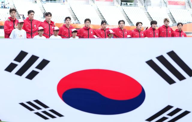 (260930) -- OSAKA, Sept. 30, 2026 (Xinhua) -- Starting players of South Korea line up ahead of the men's semifinals of football between China and South Korea at 20th Asian Games Aichi-Nagoya 2026 in Osaka, Japan, Sept. 30, 2026. (Xinhua/Lui Siu Wai)