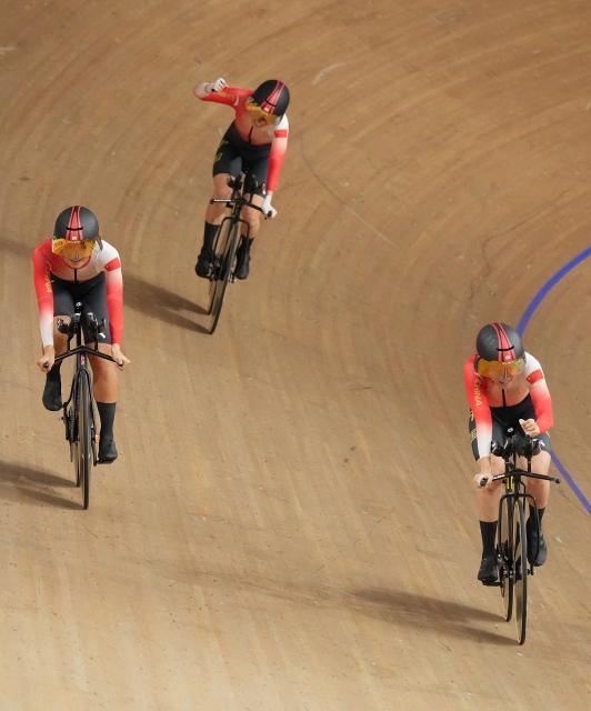(260929) -- SHIZUOKA, Sept. 29, 2026 (Xinhua) -- Riders of team China celebrate during the women's team pursuit final of cycling track at 20th Asian Games Aichi-Nagoya 2026 in Izu of Shizuoka Prefecture, Japan, Sept. 30, 2026. (Xinhua/Zhou Mi)