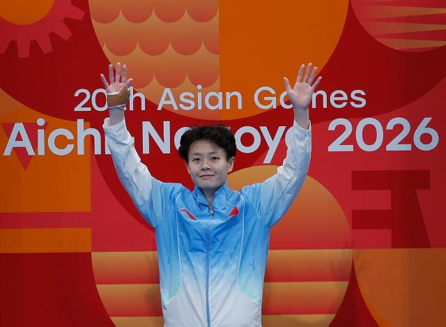 (260930) -- TOKYO, Sept. 30, 2026 (Xinhua) -- Chen Yiwen of China greets the spectators ahead of the women's 3m springboard final of diving at the 20th Asian Games Aichi-Nagoya 2026 in Tokyo, Japan, Sept. 30, 2026. (Xinhua/Wu Zhizun)