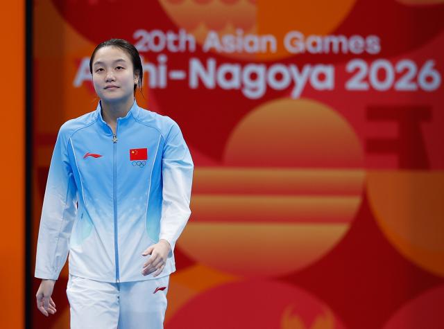 (260930) -- TOKYO, Sept. 30, 2026 (Xinhua) -- Chen Jia of China greets the spectators ahead of the women's 3m springboard final of diving at the 20th Asian Games Aichi-Nagoya 2026 in Tokyo, Japan, Sept. 30, 2026. (Xinhua/Wu Zhizun)