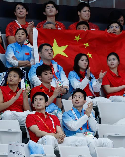 (260930) -- TOKYO, Sept. 30, 2026 (Xinhua) -- Members of China's diving team react on the stands during the women's 3m springboard final of diving at the 20th Asian Games Aichi-Nagoya 2026 in Tokyo, Japan, Sept. 30, 2026. (Xinhua/Wu Zhizun)