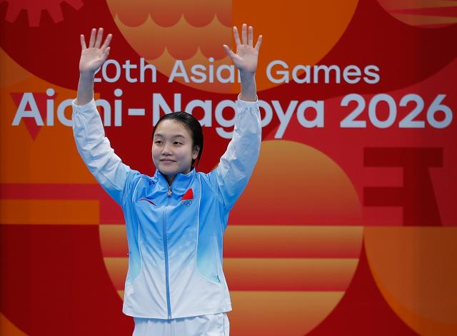 (260930) -- TOKYO, Sept. 30, 2026 (Xinhua) -- Chen Jia of China greets the spectators ahead of the women's 3m springboard final of diving at the 20th Asian Games Aichi-Nagoya 2026 in Tokyo, Japan, Sept. 30, 2026. (Xinhua/Wu Zhizun)