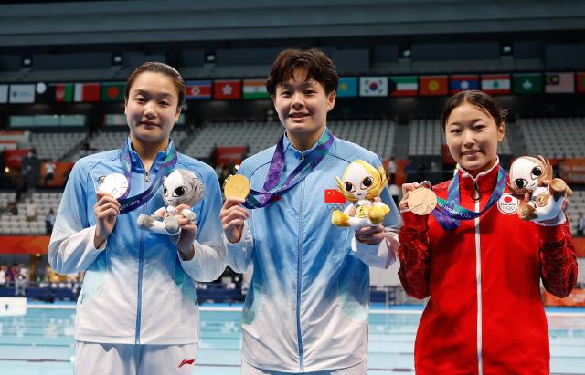 (260930) -- TOKYO, Sept. 30, 2026 (Xinhua) -- China's Chen Yiwen (C) and Chen Jia (L),  Mikami Sayaka of Japan celebrate during the awarding ceremony of the women's 3m springboard final of diving at the 20th Asian Games Aichi-Nagoya 2026 in Tokyo, Japan, Sept. 30, 2026. (Xinhua/Wu Zhizun)