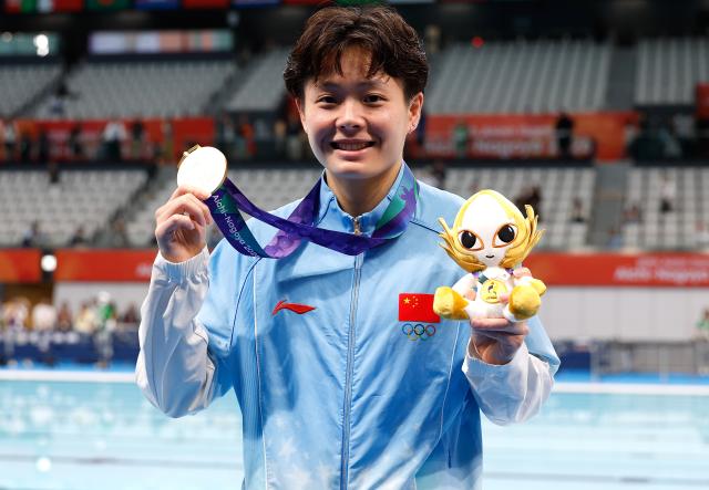 (260930) -- TOKYO, Sept. 30, 2026 (Xinhua) -- China's Chen Yiwen celebrates during the awarding ceremony of the women's 3m springboard final of diving at the 20th Asian Games Aichi-Nagoya 2026 in Tokyo, Japan, Sept. 30, 2026. (Xinhua/Wu Zhizun)