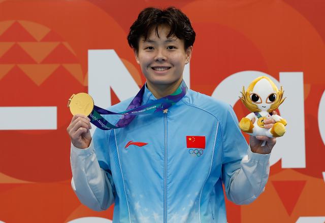 (260930) -- TOKYO, Sept. 30, 2026 (Xinhua) -- China's Chen Yiwen celebrates during the awarding ceremony of the women's 3m springboard final of diving at the 20th Asian Games Aichi-Nagoya 2026 in Tokyo, Japan, Sept. 30, 2026. (Xinhua/Wu Zhizun)