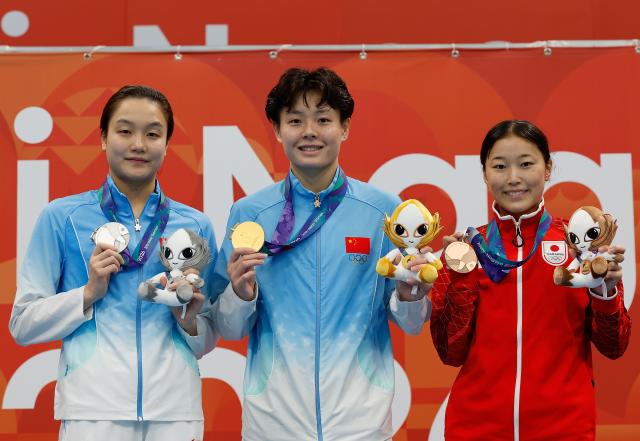 (260930) -- TOKYO, Sept. 30, 2026 (Xinhua) -- China's Chen Yiwen (C) and Chen Jia (L),  Mikami Sayaka of Japan celebrate during the awarding ceremony of the women's 3m springboard final of diving at the 20th Asian Games Aichi-Nagoya 2026 in Tokyo, Japan, Sept. 30, 2026. (Xinhua/Wu Zhizun)