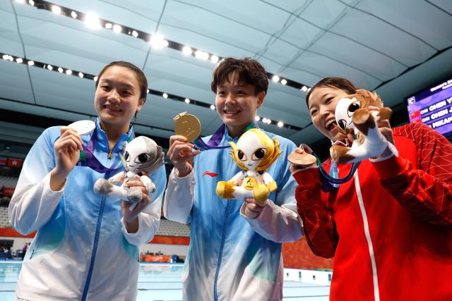 (260930) -- TOKYO, Sept. 30, 2026 (Xinhua) -- China's Chen Yiwen celebrates during the awarding ceremony of the women's 3m springboard final of diving at the 20th Asian Games Aichi-Nagoya 2026 in Tokyo, Japan, Sept. 30, 2026. (Xinhua/Wu Zhizun)