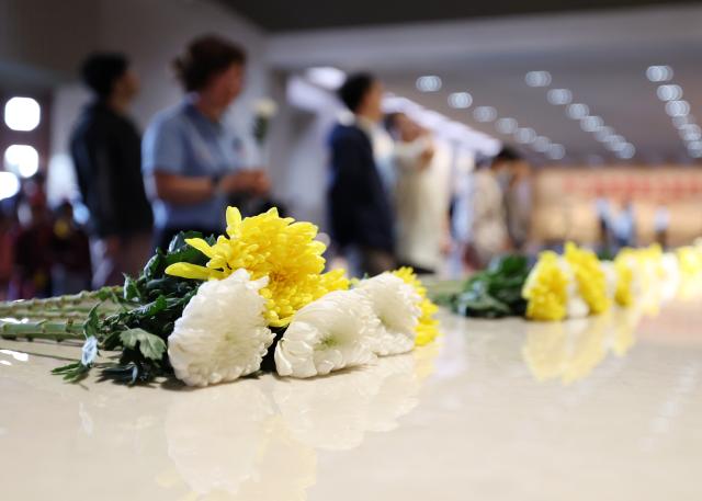 (260930) -- BEIJING, Sept. 30, 2026 (Xinhua) -- People lay flowers while visiting the Museum of the War of the Chinese People's Resistance Against Japanese Aggression in Beijing, capital of China, Sept. 30, 2026. China observed its 13th Martyrs' Day on Wednesday with commemorations held here to honor fallen national heroes. (Xinhua/Zhang Chenlin)