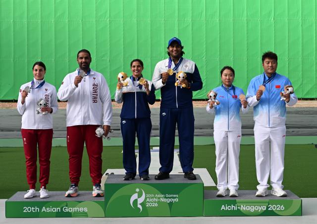(260930) -- TOYOTA, Sept. 30, 2026 (Xinhua) -- Gold medalists Neeru (3rd R) and Kynan Chenai (3rd L) of team India, silver medalists Ray Bassil (1st L) and Mohammed Al-Rumaihi (2nd L) of team Qatar, bronze medalists Qi Ying (1st R) and Sun Yunong of team China pose for photos during the victory ceremony for the trap mixed team of shooting at the 20th Asian Games Aichi-Nagoya 2026 in Toyota of Aichi Prefecture, Japan, Sept. 30, 2026. (Xinhua/Liu Lei)